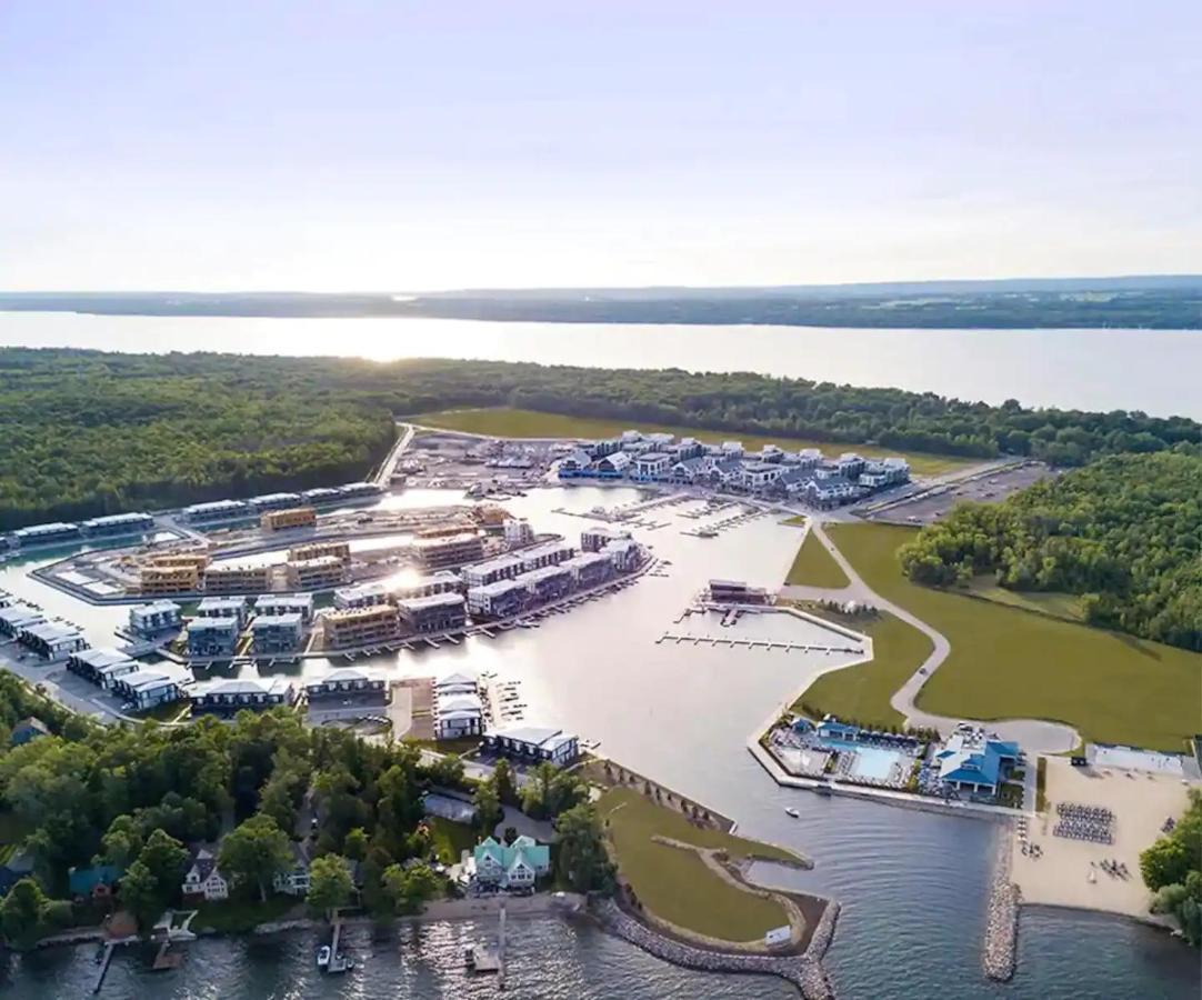 Pet Friendly Condos At Friday Harbour Innisfil Exterior photo