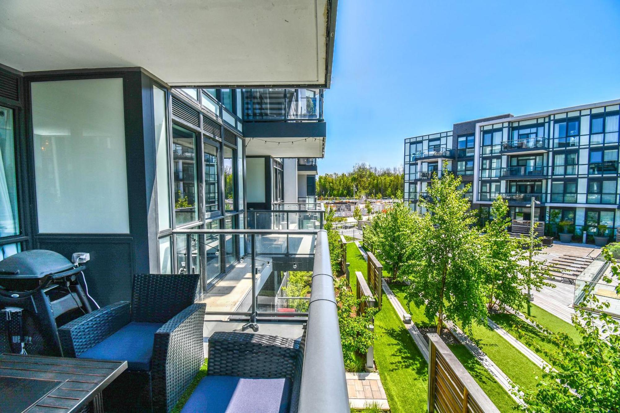 Pet Friendly Condos At Friday Harbour Innisfil Exterior photo